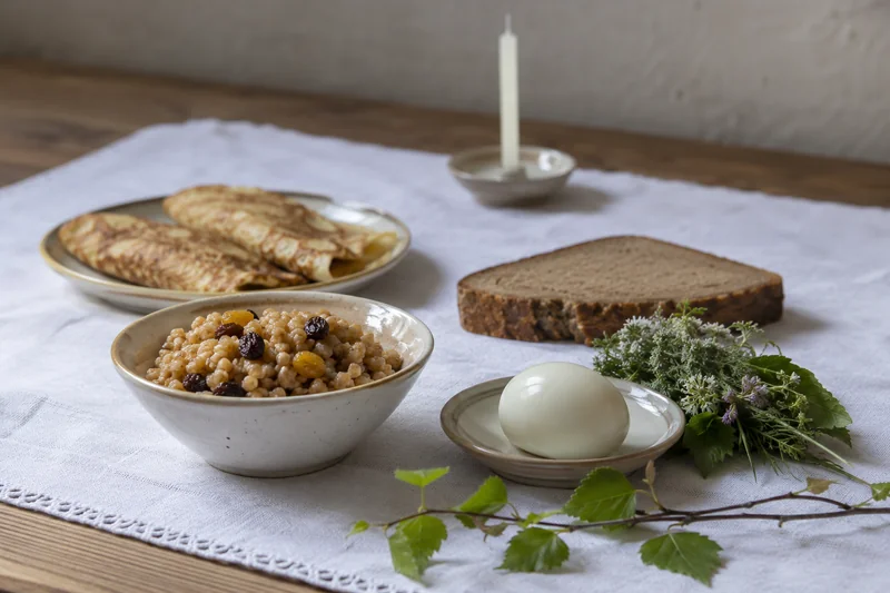 Скромный поминальный стол — варёное яйцо, блины, кутья и троицкая трава, что нельзя делать на Троицу