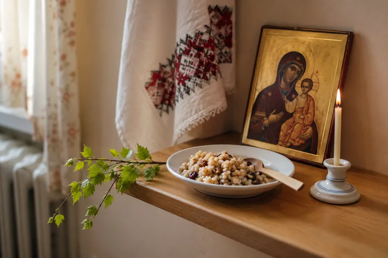 Домашний поминальный угол с иконой, тонкой свечой и тарелкой кутьи — краткая молитва за усопших на троицкую родительскую субботу