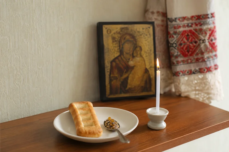 Домашний поминальный угол у иконы с тарелкой и тонкой свечой — краткая молитва за усопших на Вознесение