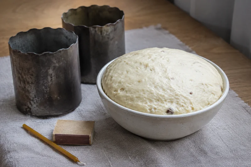 Миска с подошедшим тестом, формы для куличей, восковая свеча и спички на столе — что подготовить для пасхального приворота
