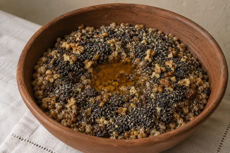 Глиняная миска с кутьёй крупным планом: цельные распаренные зёрна пшеницы, тёмный мак, прозрачное пятно мёда, рубленые грецкие орехи и тёмный изюм — главное блюдо Сочельника