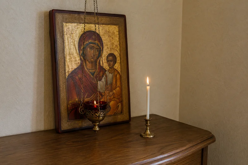Домашняя икона в углу комнаты с горящей лампадой и тонкой восковой свечой, спокойный тёплый свет — как правильно читать сильные молитвы дома