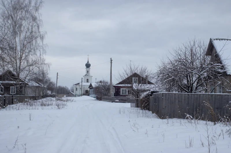 Зимняя дорога к небольшому храму и деревенским домам — соседние декабрьские дни народного календаря