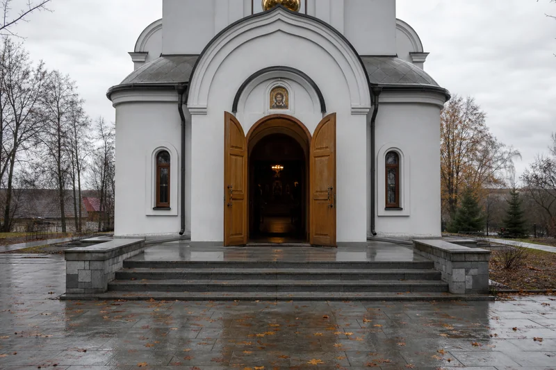 Вход в православный храм ноябрьским утром — значение слова Архистратиг в церковной традиции