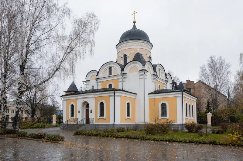 Небольшой православный храм среди деревьев поздней осенью — праздник Михайлов день 21 ноября