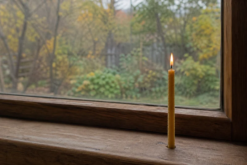 Свеча у окна в тихой комнате — частые вопросы о молитве на Рождество Богородицы