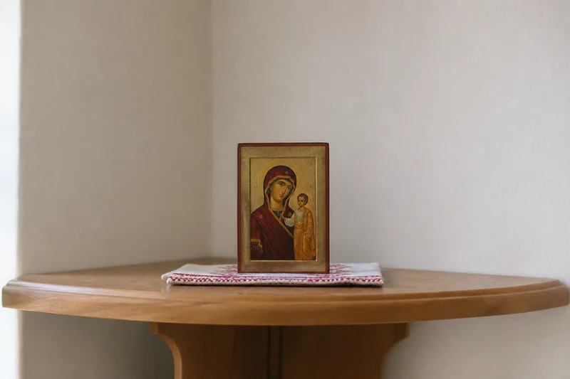Небольшая икона Богородицы на полке в красном углу — домашняя молитва на Рождество Богородицы