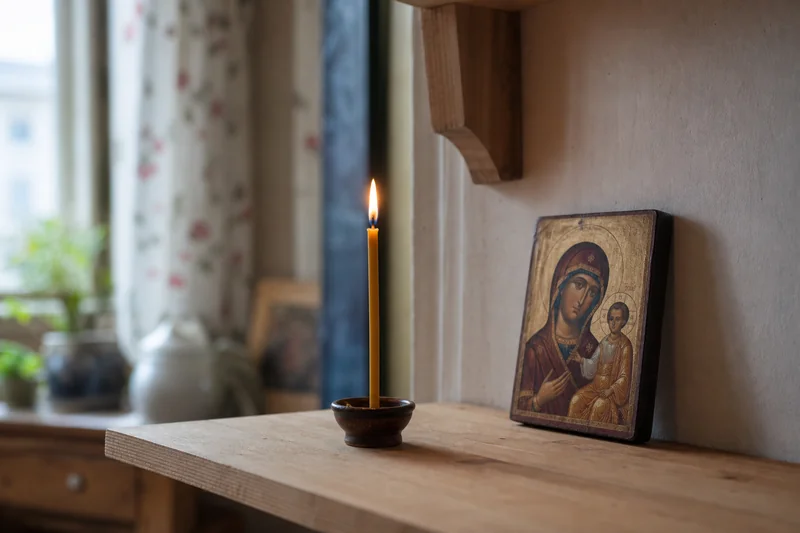 Тонкая свеча и небольшая икона на полке в сдержанном свете — частые вопросы про Усекновение 11 сентября