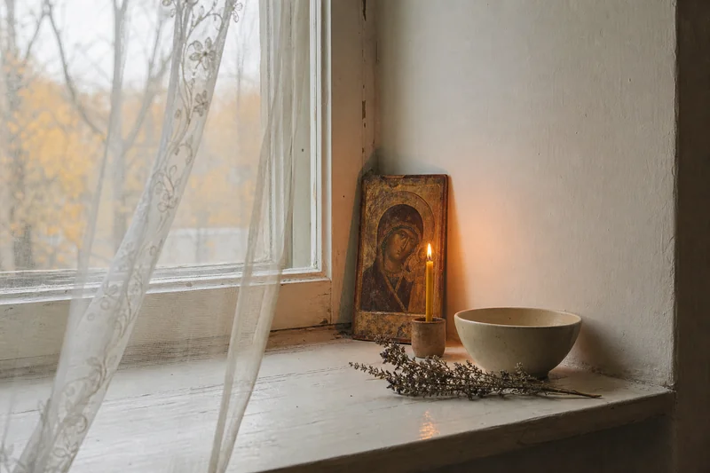 Тихий подоконник с иконой и свечой в доме — частые вопросы о Воздвижении Креста Господня
