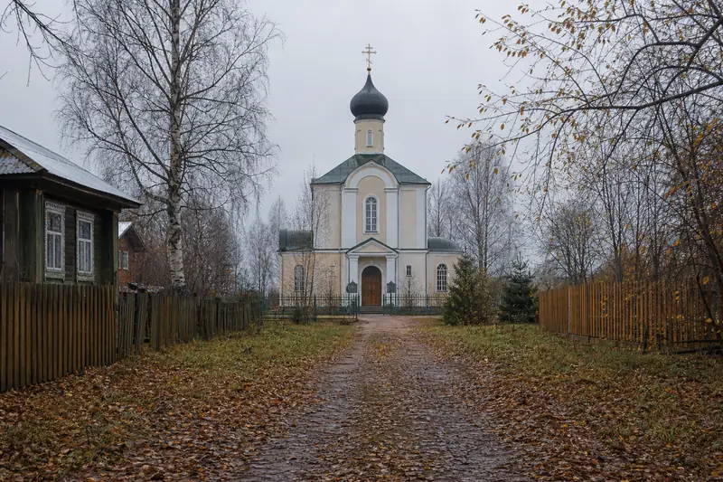 Небольшой православный храм среди позднеосенних деревьев — день памяти Параскевы Пятницы 10 ноября