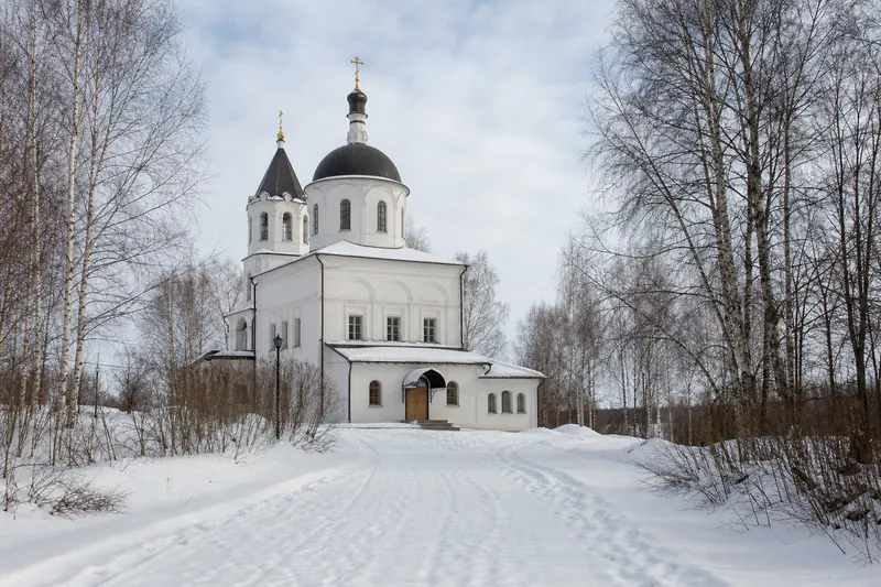 Тихий зимний храм среди заснеженных деревьев — смысл начала Рождественского поста