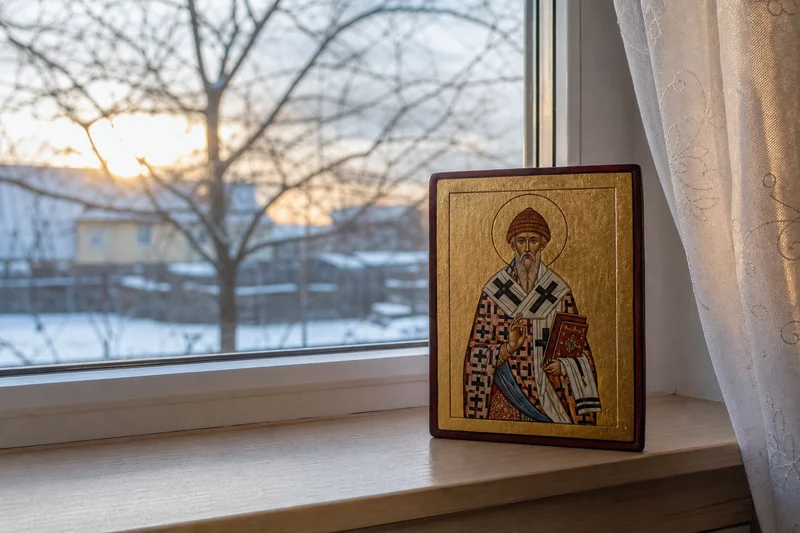 Зимний свет за окном рядом с иконой святителя Спиридона — граница церковной памяти и Солнцеворота