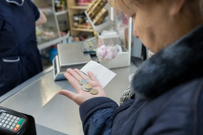 Рука тихо держит монеты и чек у кассы, взгляд направлен на сдачу — текст заговора Степановой на неразменный рубль