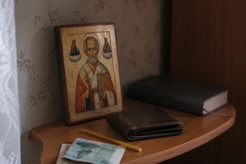 Икона Николая, кошелёк и свеча — частые вопросы о молитве в нужде