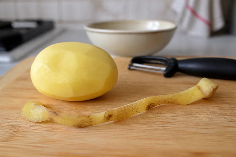 Очищенная картофелина и кожура — пошаговый обряд на похудение