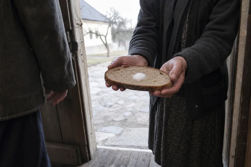 Хлеб с солью в руках у порога и приоткрытая входная дверь — как отпускают за порог